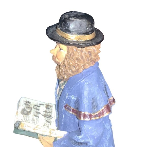 Cedar Creek Christmas Gentleman Caroler with Box - Picture 7 of 13